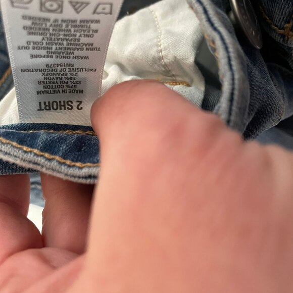 Aeropostale Size 2Short Low Rise Distressed Medium Wash Jeans - Picture 4 of 5